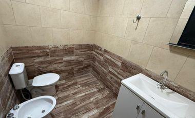 VENTA - Galpón en  Abasto, con oficina y baño.
