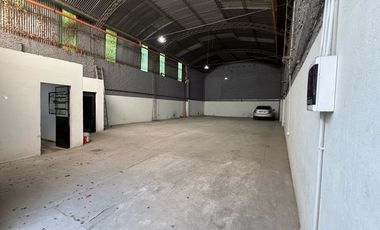 VENTA - Galpón en  Abasto, con oficina y baño.