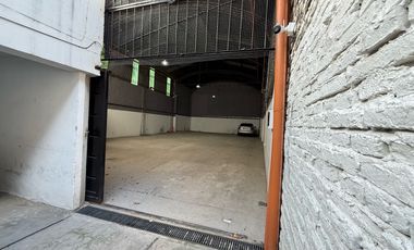 VENTA - Galpón en  Abasto, con oficina y baño.