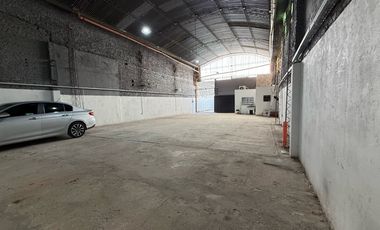 VENTA - Galpón en  Abasto, con oficina y baño.