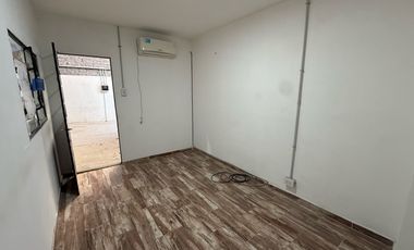VENTA - Galpón en  Abasto, con oficina y baño.