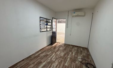 VENTA - Galpón en  Abasto, con oficina y baño.