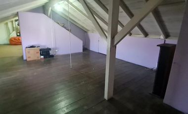 Depto de 4 ambientes con altillo y patio con parrilla –En Venta