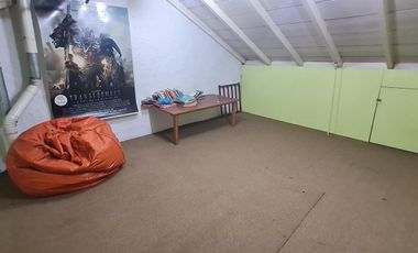 Depto de 4 ambientes con altillo y patio con parrilla –En Venta