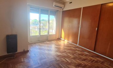 Depto de 4 ambientes con altillo y patio con parrilla –En Venta