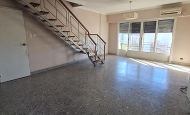 Depto de 4 ambientes con altillo y patio con parrilla –En Venta