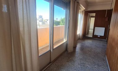 Depto de 4 ambientes con altillo y patio con parrilla –En Venta
