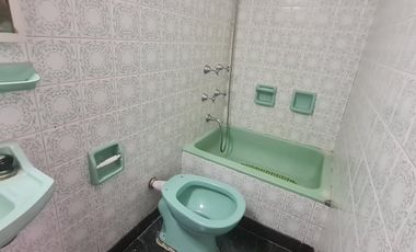 Depto de 4 ambientes con altillo y patio con parrilla –En Venta