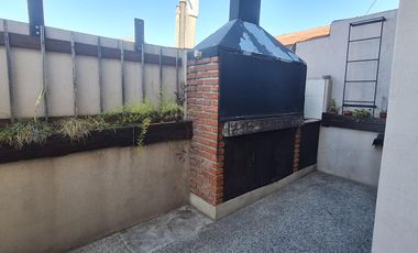 Depto de 4 ambientes con altillo y patio con parrilla –En Venta