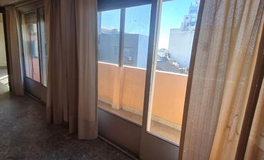 Depto de 4 ambientes con altillo y patio con parrilla –En Venta