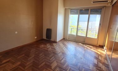 Depto de 4 ambientes con altillo y patio con parrilla –En Venta