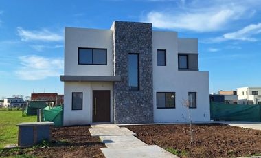 Casa en Santa Elisa, Pilar del este