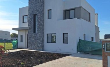 Casa en Santa Elisa, Pilar del este