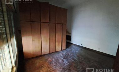 Casa 3 ambientes, con cochera y jardin en lote de 8,66x40
