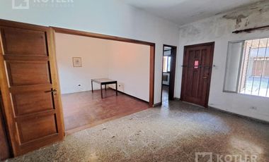 Casa 3 ambientes, con cochera y jardin en lote de 8,66x40