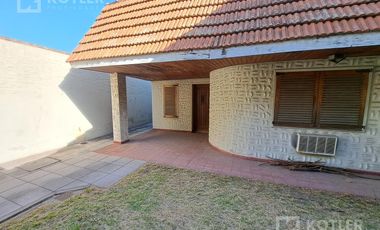 Casa 3 ambientes, con cochera y jardin en lote de 8,66x40