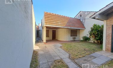 Casa 3 ambientes, con cochera y jardin en lote de 8,66x40