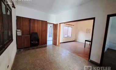 Casa 3 ambientes, con cochera y jardin en lote de 8,66x40