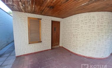 Casa 3 ambientes, con cochera y jardin en lote de 8,66x40