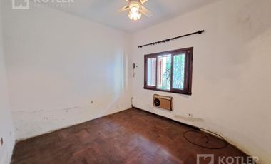 Casa 3 ambientes, con cochera y jardin en lote de 8,66x40