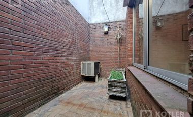 Casa 3 ambientes, con cochera y jardin en lote de 8,66x40