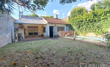 Casa 3 ambientes, con cochera y jardin en lote de 8,66x40