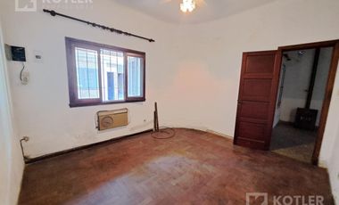 Casa 3 ambientes, con cochera y jardin en lote de 8,66x40