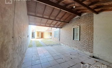 Casa 3 ambientes, con cochera y jardin en lote de 8,66x40