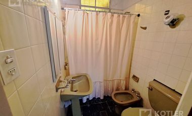 Casa 3 ambientes, con cochera y jardin en lote de 8,66x40