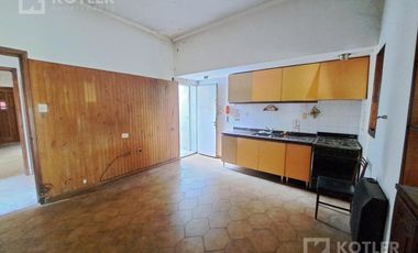 Casa 3 ambientes, con cochera y jardin en lote de 8,66x40