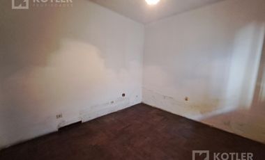 Casa 3 ambientes, con cochera y jardin en lote de 8,66x40