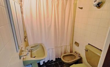 Casa 3 ambientes, con cochera y jardin en lote de 8,66x40