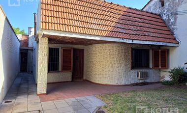 Casa 3 ambientes, con cochera y jardin en lote de 8,66x40