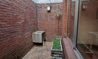 Casa 3 ambientes, con cochera y jardin en lote de 8,66x40