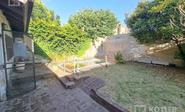 Casa 3 ambientes, con cochera y jardin en lote de 8,66x40