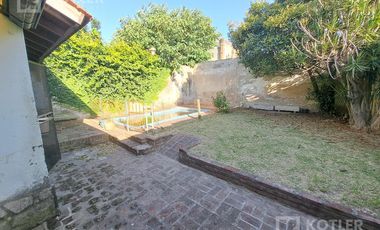 Casa 3 ambientes, con cochera y jardin en lote de 8,66x40