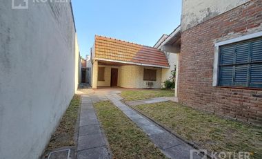Casa 3 ambientes, con cochera y jardin en lote de 8,66x40