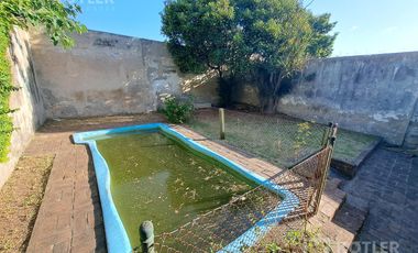 Casa 3 ambientes, con cochera y jardin en lote de 8,66x40