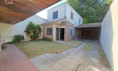 Casa 3 ambientes, con cochera y jardin en lote de 8,66x40