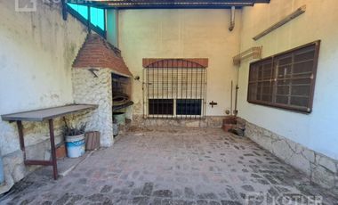 Casa 3 ambientes, con cochera y jardin en lote de 8,66x40