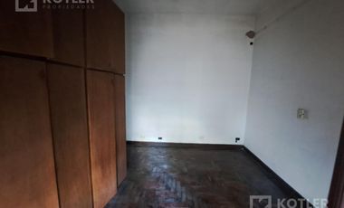Casa 3 ambientes, con cochera y jardin en lote de 8,66x40