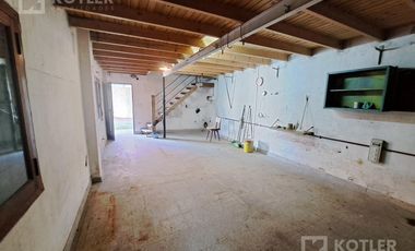 Casa 3 ambientes, con cochera y jardin en lote de 8,66x40