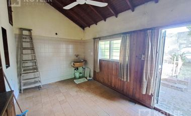 Casa 3 ambientes, con cochera y jardin en lote de 8,66x40