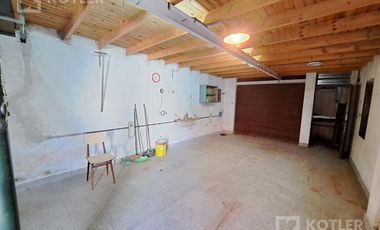 Casa 3 ambientes, con cochera y jardin en lote de 8,66x40
