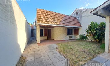 Casa 3 ambientes, con cochera y jardin en lote de 8,66x40