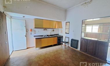Casa 3 ambientes, con cochera y jardin en lote de 8,66x40