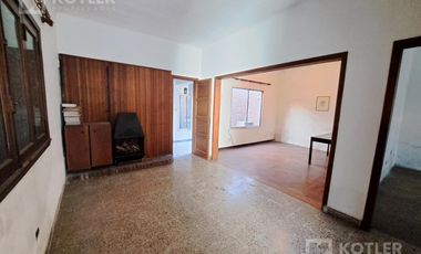 Casa 3 ambientes, con cochera y jardin en lote de 8,66x40