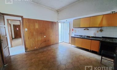 Casa 3 ambientes, con cochera y jardin en lote de 8,66x40