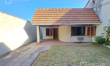 Casa 3 ambientes, con cochera y jardin en lote de 8,66x40