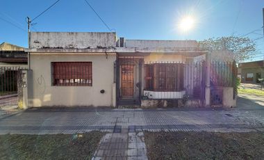 Casa en Esquina en Una Planta con Patio y Cochera para 2 Autos – Apta Crédito – Lomas de Zamora